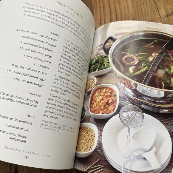 Vegetarian Times Everything Vegan by Vegetarian Times Magazine Editors (2010,... - Picture 5 of 9